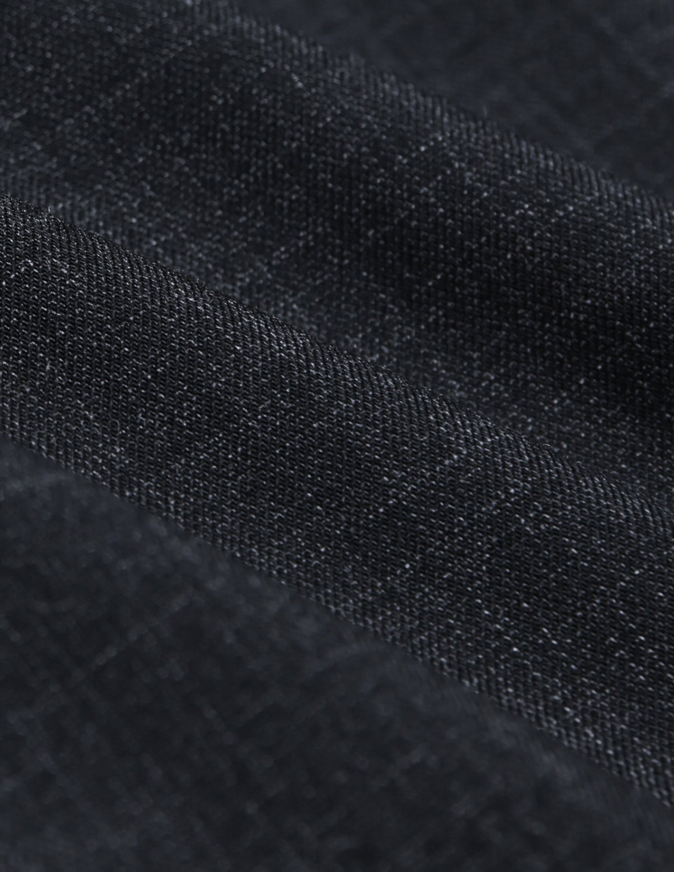 Nahaufnahme der Falten im dunkelgrauen 360°-Stretch-Gewebe der Damenhose „Nara Pants Straight Grey Flint“.